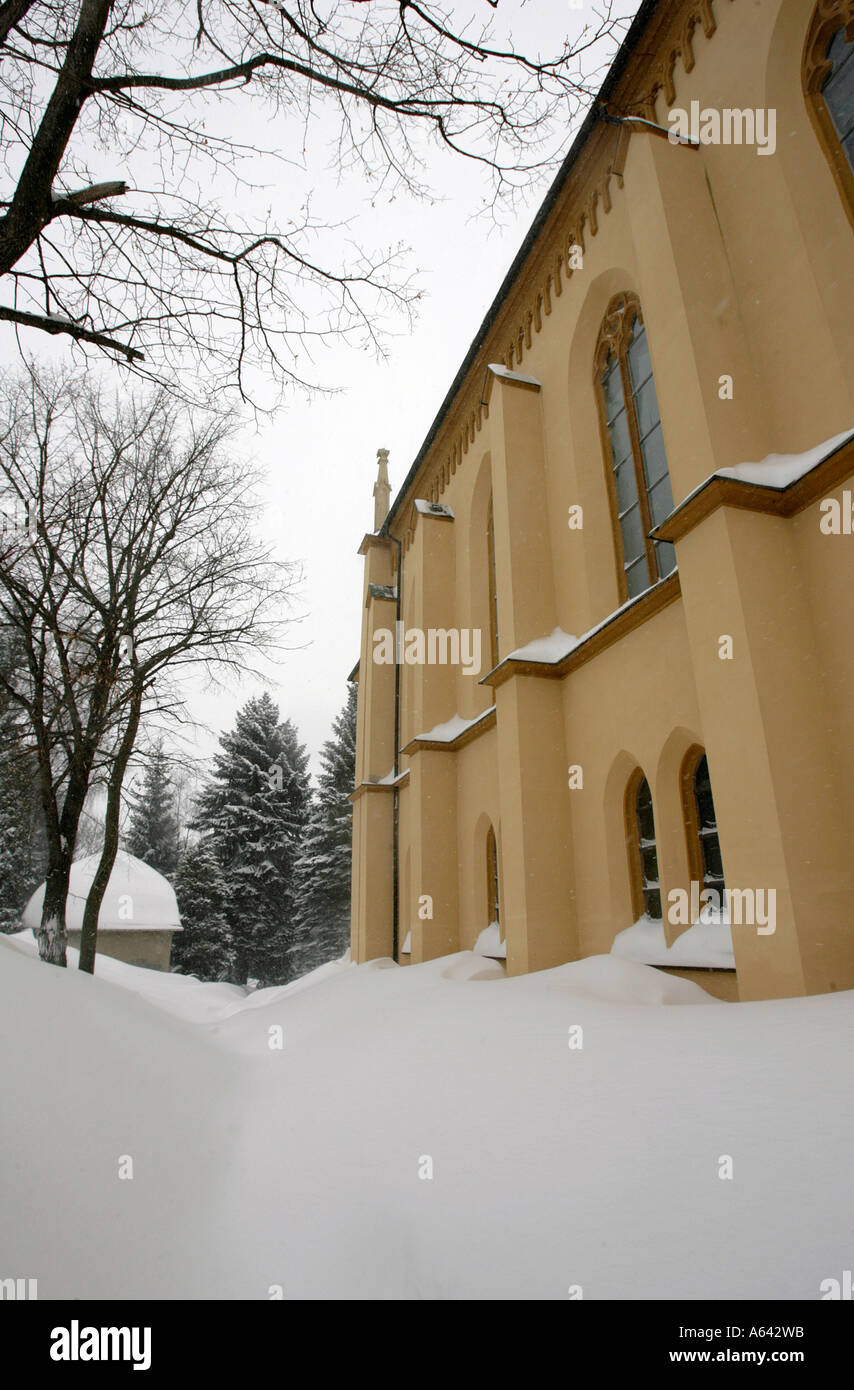 Nevicato nel cimitero di Martin Lutero chiesa a Oberwiesenthal, Monti Metalliferi, Erz Monti Metalliferi, Bassa Sassonia, Germania Foto Stock