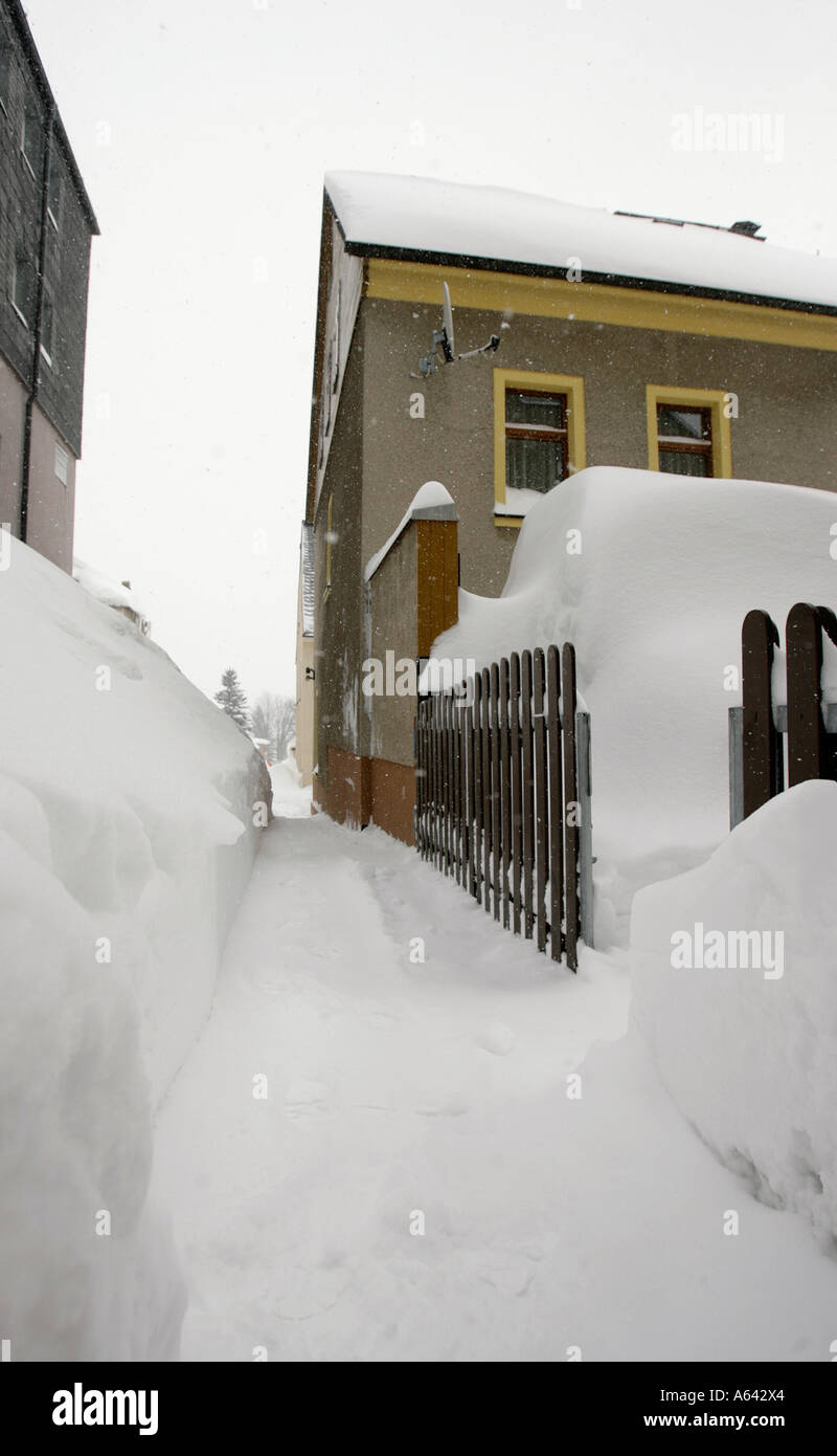 Stretto sentiero innevato tra appartamento case a Oberwiesenthal, Monti Metalliferi, Erz Monti Metalliferi, Bassa Sassonia, Germania Foto Stock