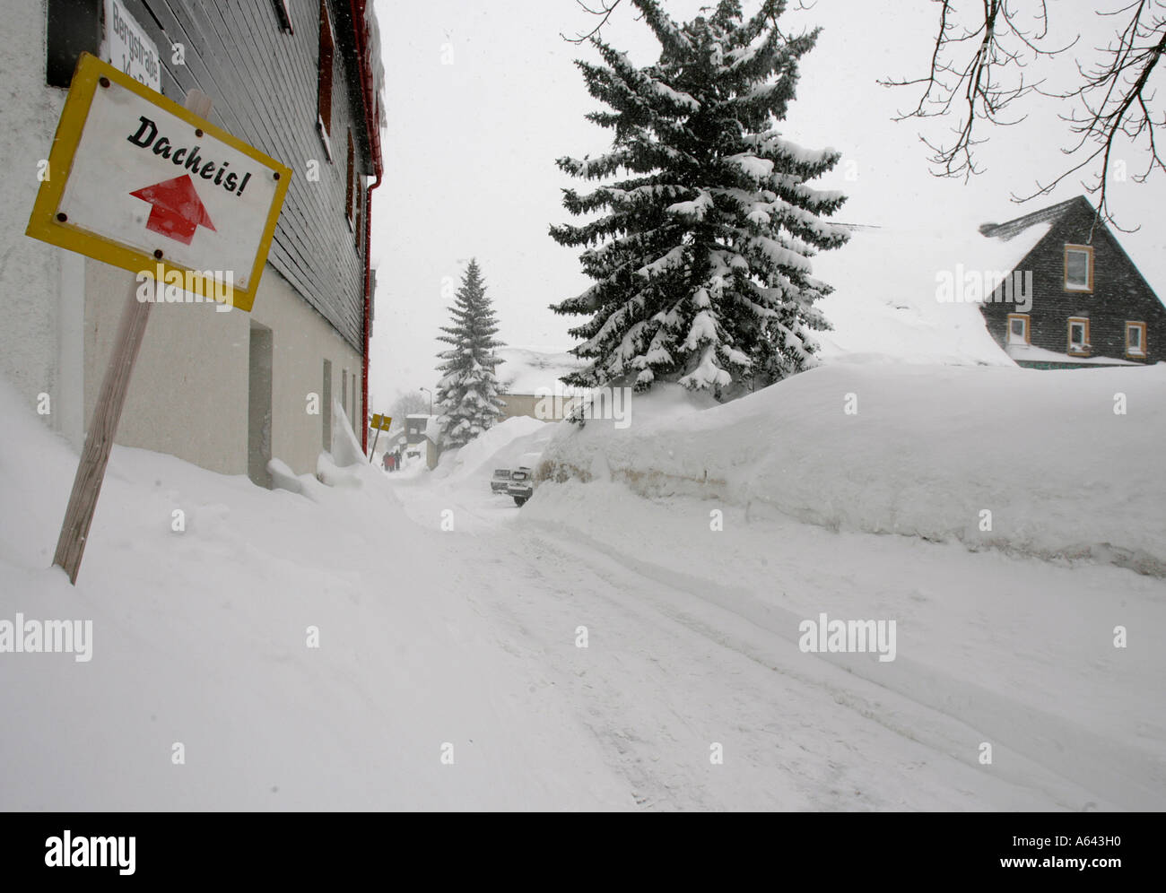 Pericolo caduta ghiaccio segno davanti di un Appartamento casa in OBerwiesenthal Foto Stock