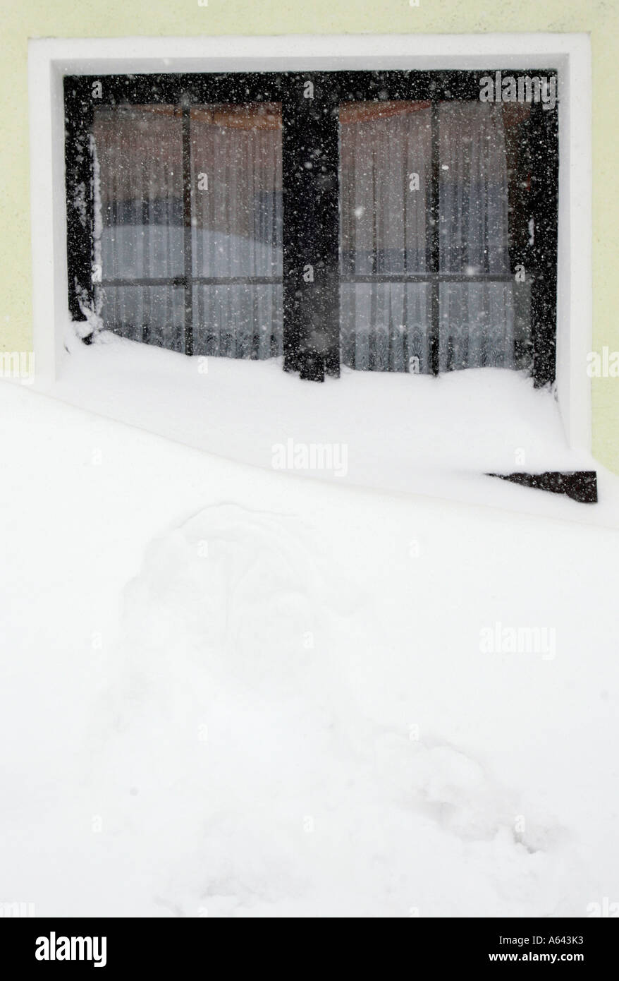 Snow coveres davanzale della finestra a Oberwiesenthal, Monti Metalliferi, Erz Monti Metalliferi, Bassa Sassonia, Germania Foto Stock