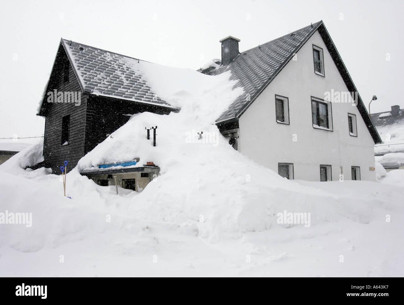 Nevicato in apartment house a Oberwiesenthal, Monti Metalliferi, Erz Monti Metalliferi, Bassa Sassonia, Germania Foto Stock