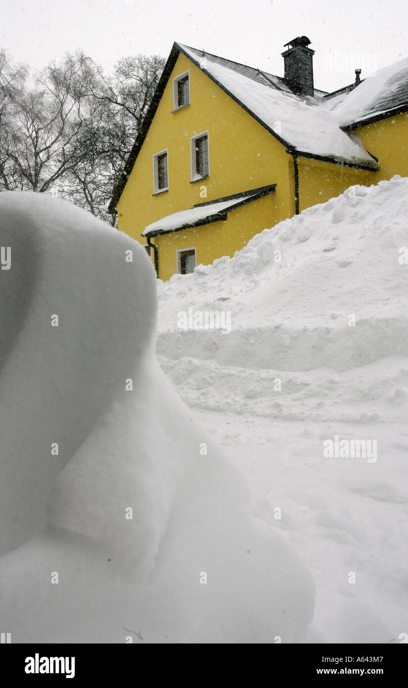 Nevicato in apartment house a Oberwiesenthal, Monti Metalliferi, Erz Monti Metalliferi, Bassa Sassonia, Germania Foto Stock