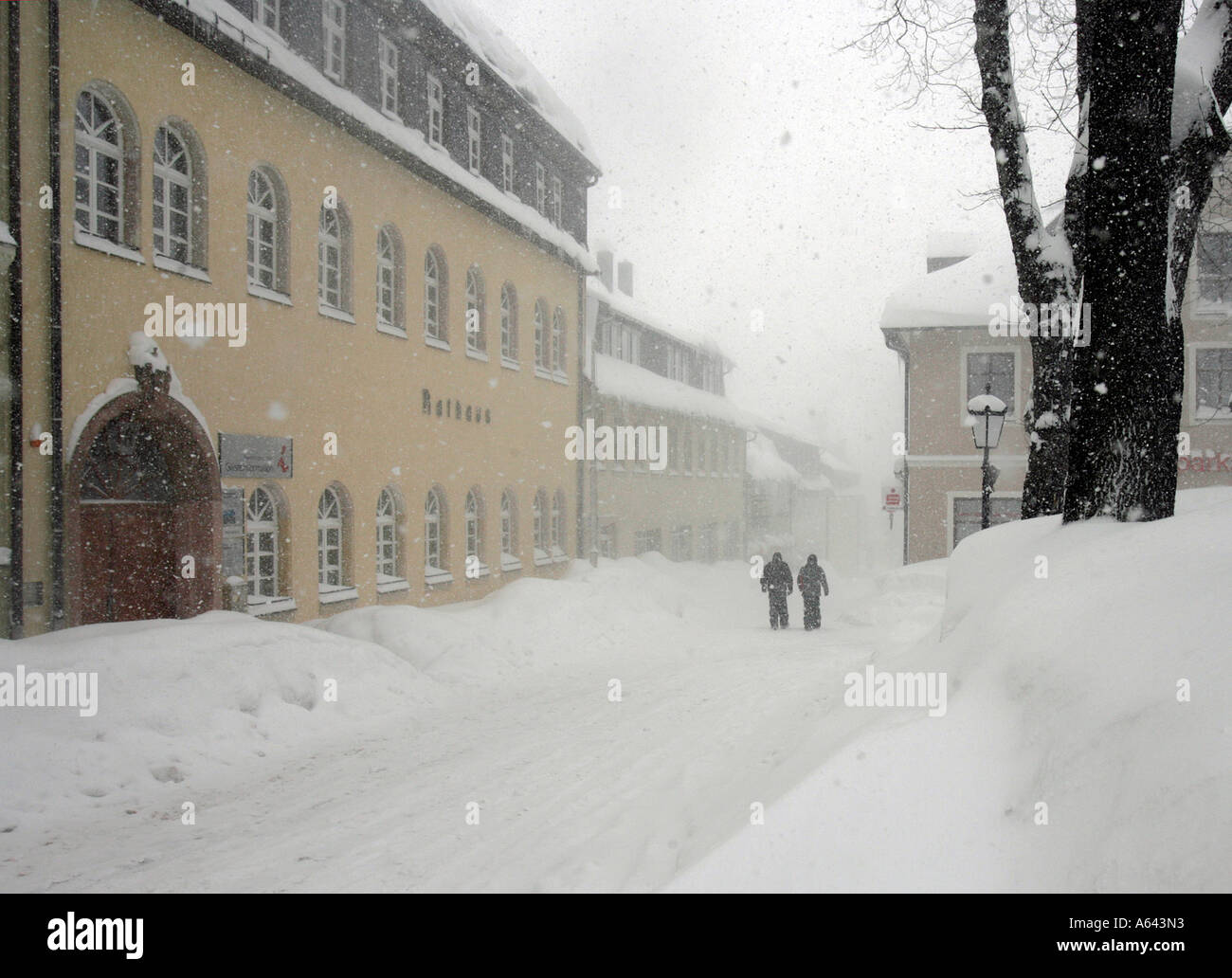 Pedoni durante la pesante caduta di neve sulla strada di fronte al municipio di Oberwiesenthal, Monti Metalliferi, Erz Monti Metalliferi Foto Stock