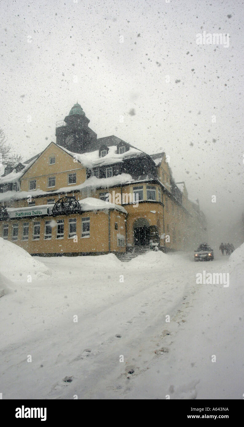 Il Rathaus hotel durante una forte caduta di neve a Oberwiesenthal, Monti Metalliferi, Erz Monti Metalliferi, Bassa Sassonia, Germania Foto Stock