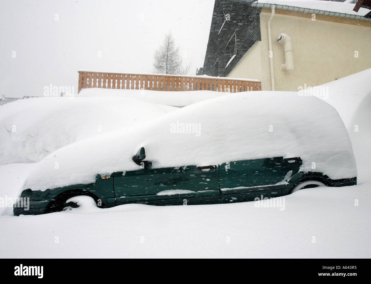 Nevicato in auto a Oberwiesenthal, Monti Metalliferi, Erz Monti Metalliferi, Bassa Sassonia, Germania Foto Stock