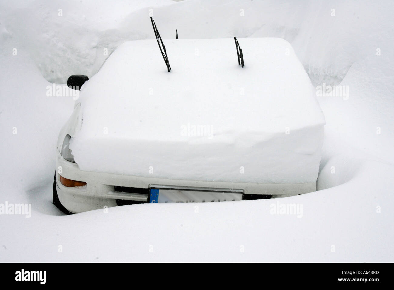 Coperta di neve auto Foto Stock