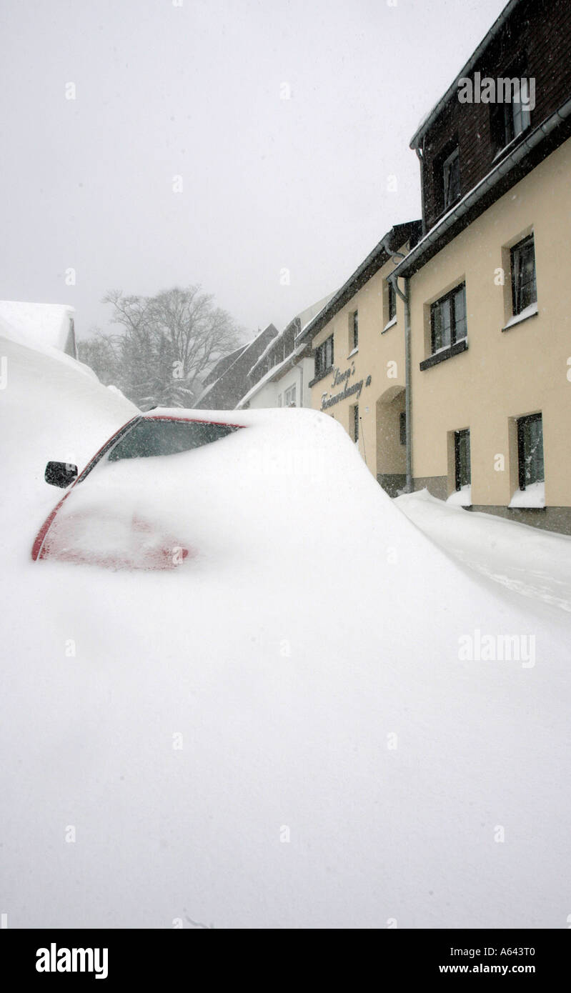 Nevicato in auto nella parte anteriore del case appartamento a Oberwiesenthal, Monti Metalliferi, Erz Monti Metalliferi, Bassa Sassonia, Germania Foto Stock