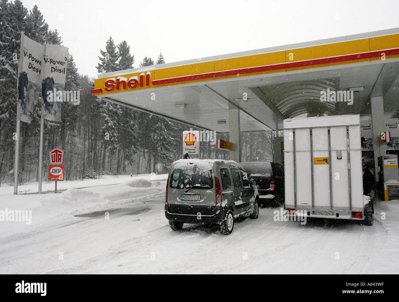 Auto in corrispondenza di una stazione di rifornimento Shell in inverno, in Sassonia, Germania Foto Stock
