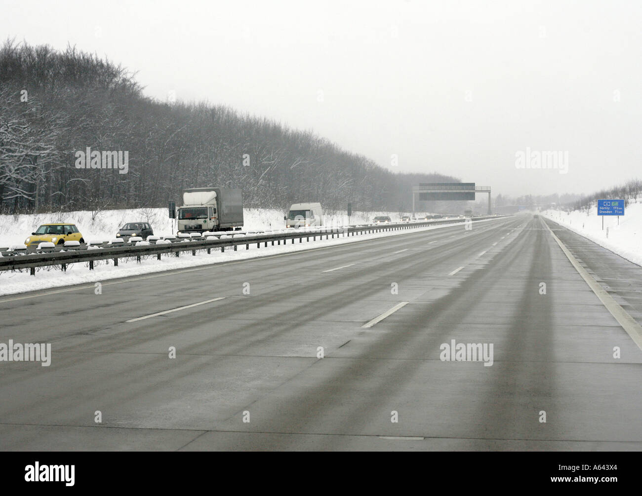 Vuoto e corsie bagnato su una autostrada tedesca in inverno Foto Stock