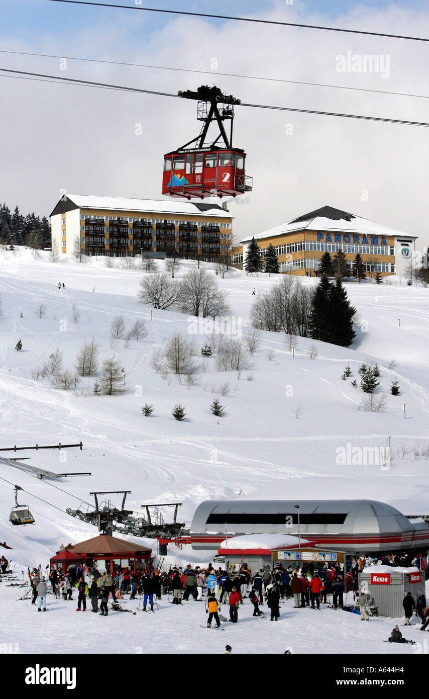 Teleferica e seggiovia stazione nella regione sciistica Fichtelberg a Oberwiesenthal, Monti Metalliferi, Erz Monti Metalliferi, Sassonia Foto Stock