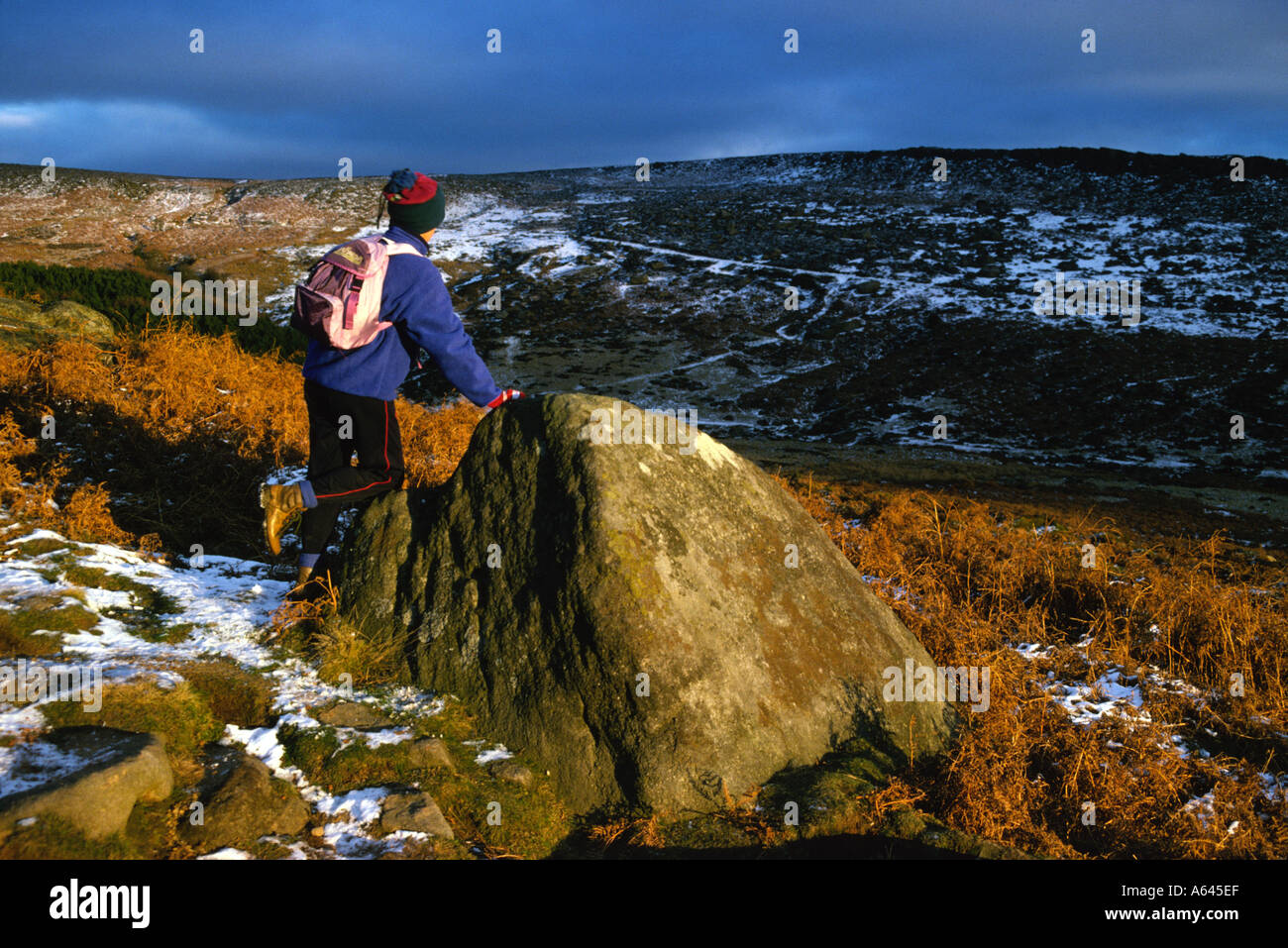 Lone unica donna in piedi sulla brughiera guardando verso il bordo Burbage nel Derbyshire "Gran Bretagna" Foto Stock