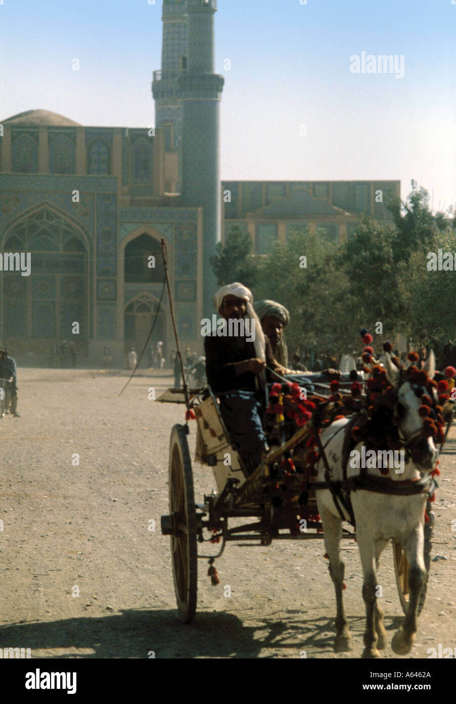Pony Trap e vicino alla Moschea del Venerdì a Herat Foto Stock