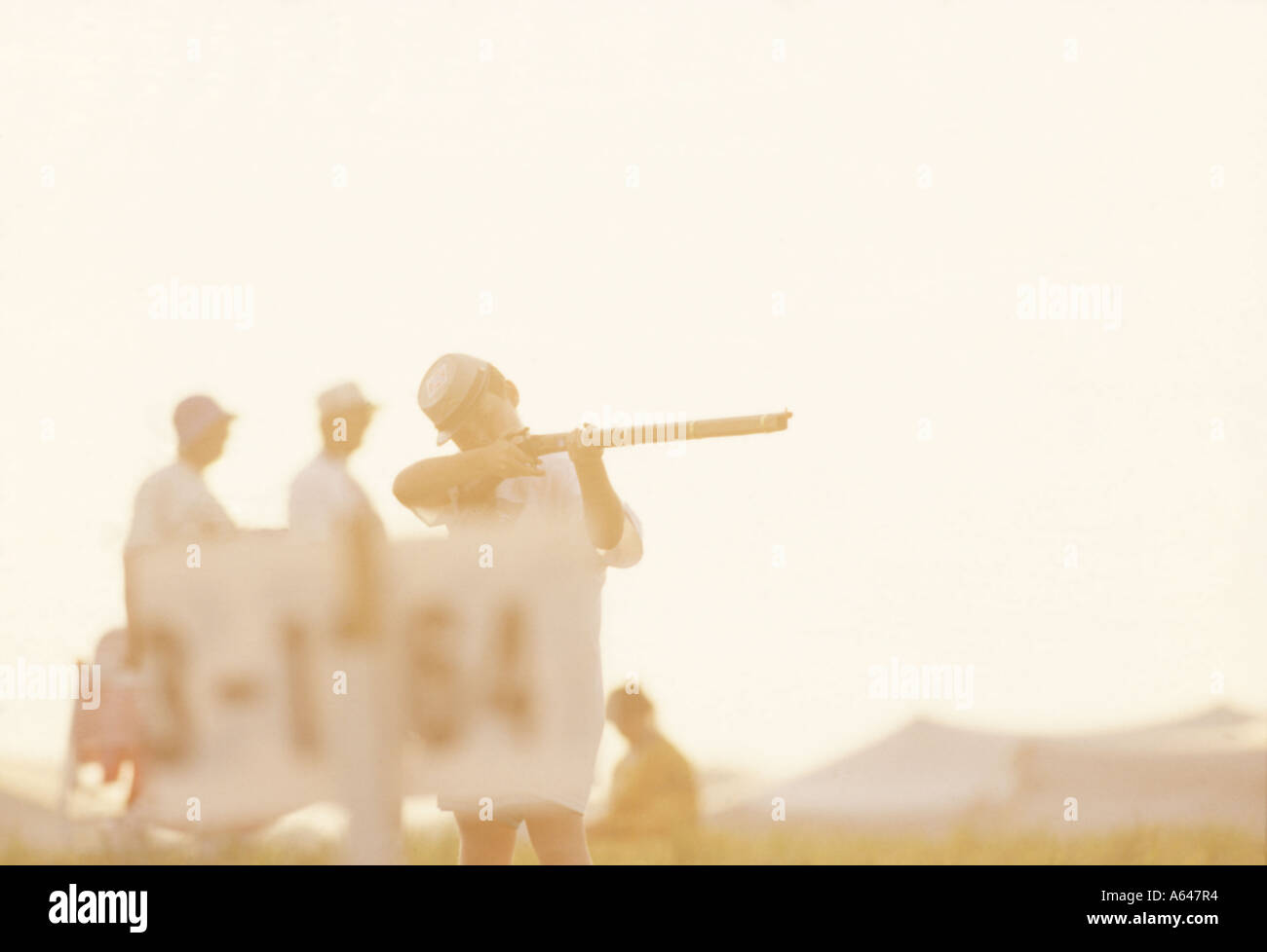 Ragazzo che indossa accampati gli obiettivi della PAC un fucile flintlock a Gettysburgh Guerra civile battaglia ricreazione Gettysburgh Pennsylvania USA Foto Stock