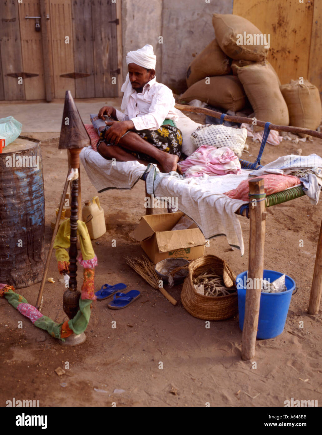 Yemen jemen uomo seduto su un letto in una misera hotel funduq Foto Stock
