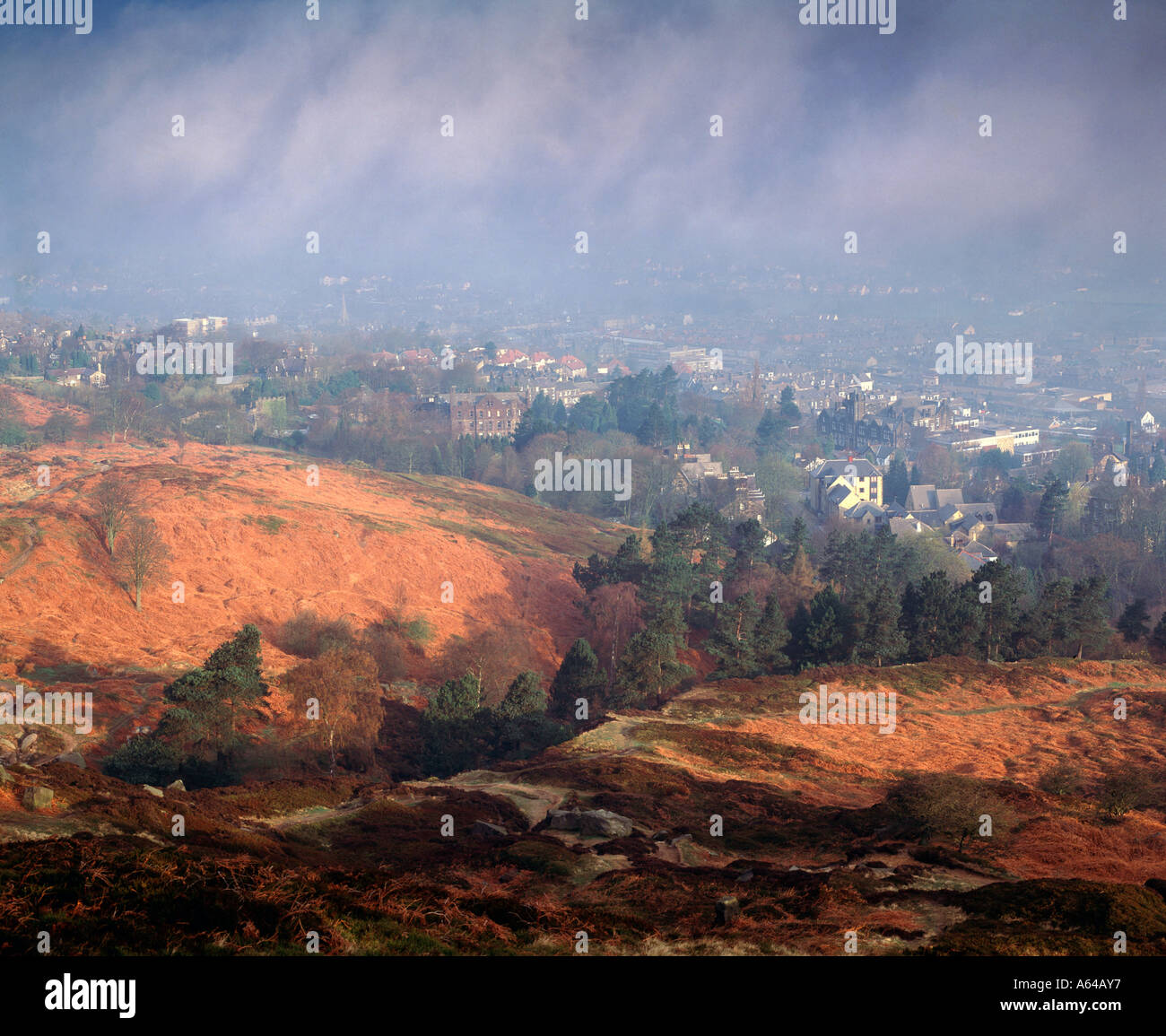 Cielo tempestoso oltre Ilkley da Rombalds moor West Yorkshire. Foto Stock