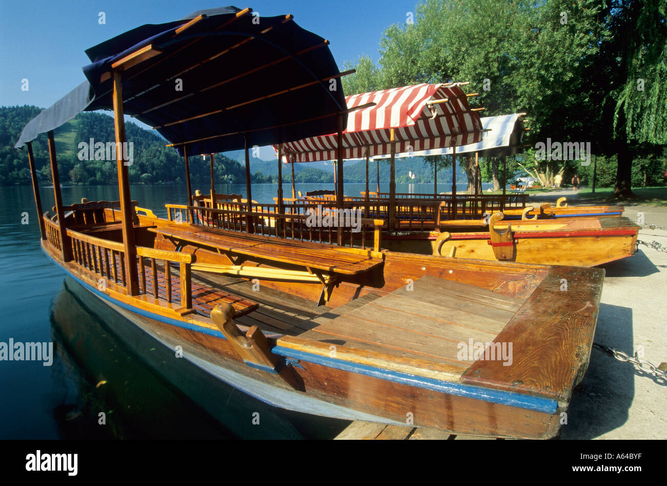 Tradizionali barche di legno, Pletten, sul lago di Bled, Gorenjska, Slovenia Foto Stock