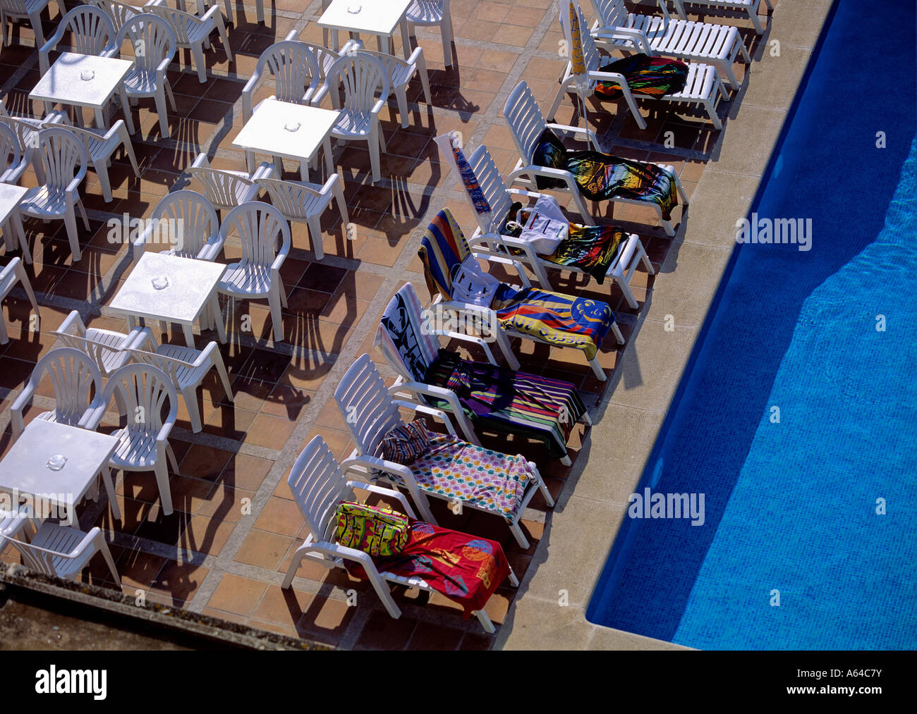 Sedie a sdraio alla piscina hotel prenotato in anticipo Foto Stock