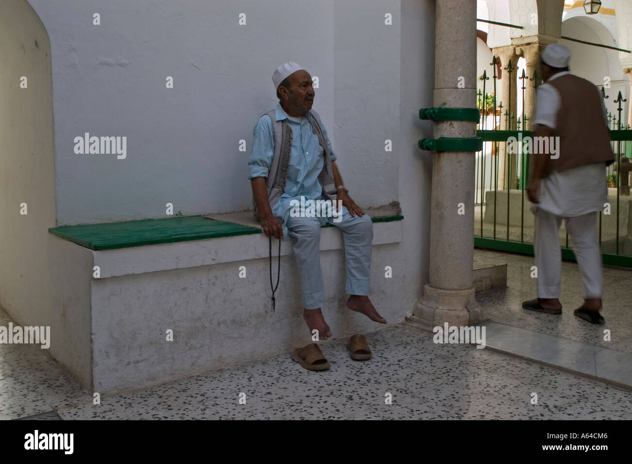 Gli uomini anziani in una moschea nel centro storico di Tripoli, Libia Foto Stock