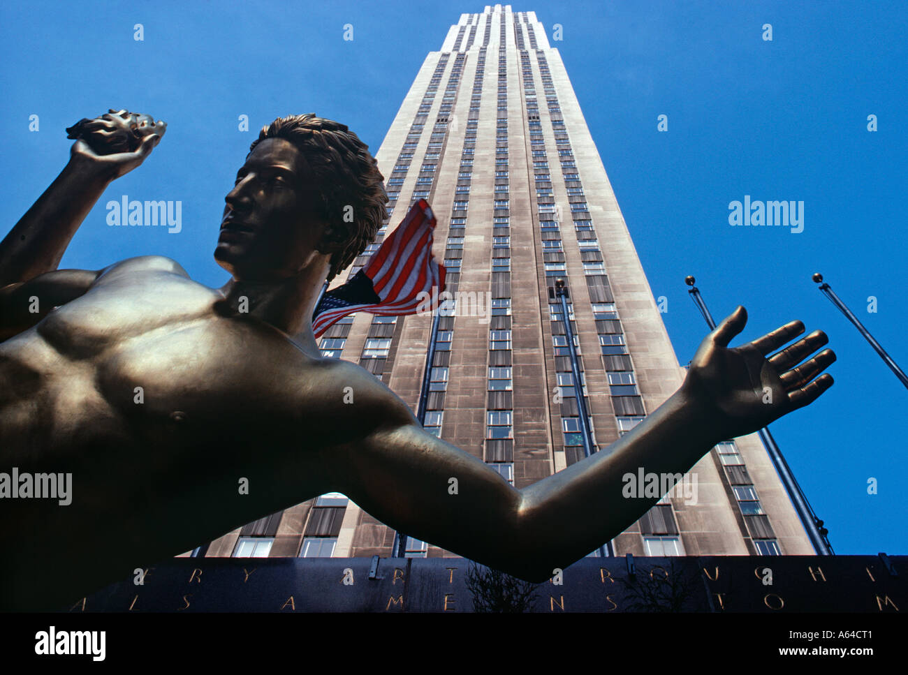 Statua di Prometeo affacciato sulla pista di pattinaggio a 30 Rockefeller Center RCA Building di New York City STATI UNITI D'AMERICA Foto Stock