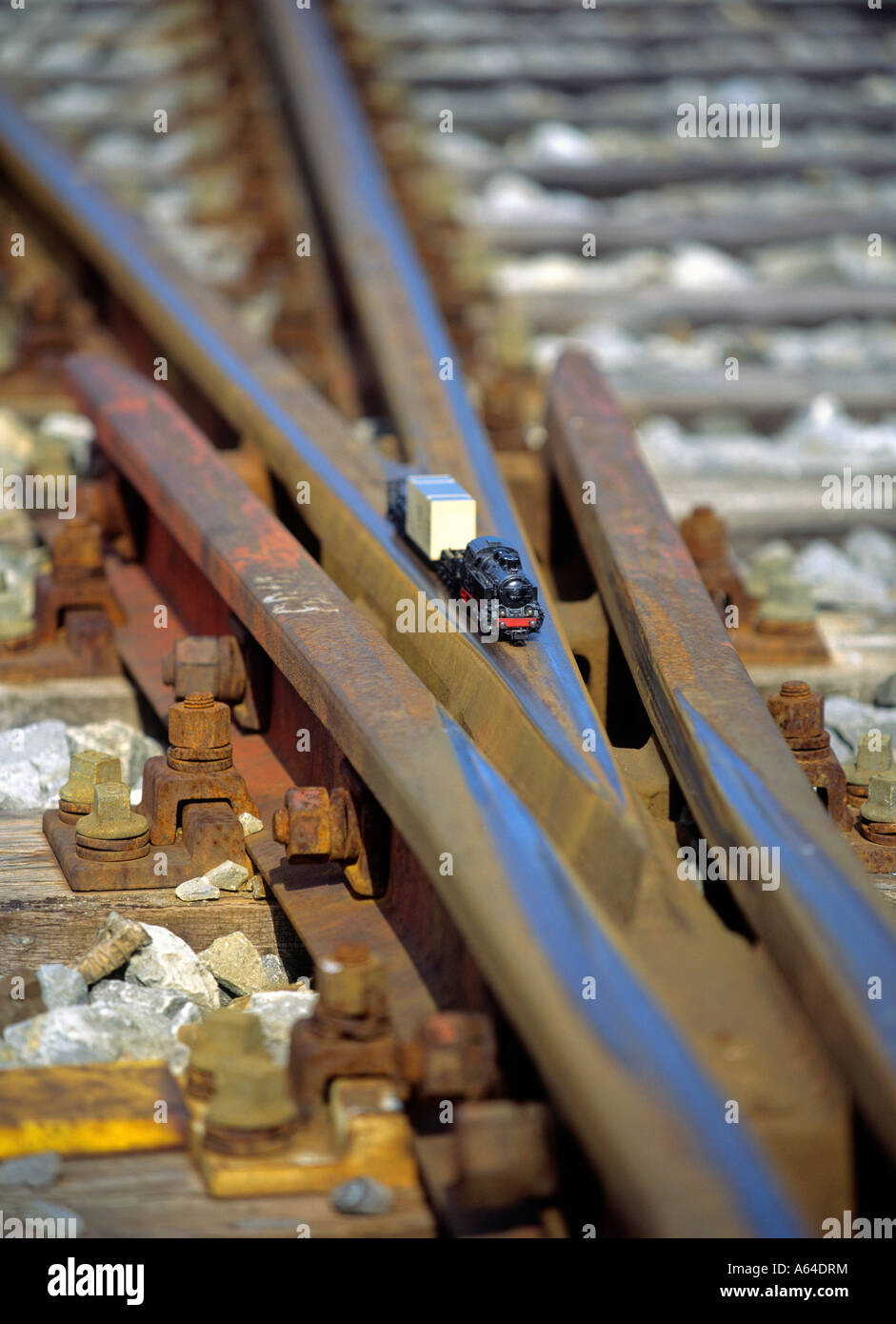 Modello in scala del treno merci ferroviario di attraversamento via solo uso editoriale Foto Stock