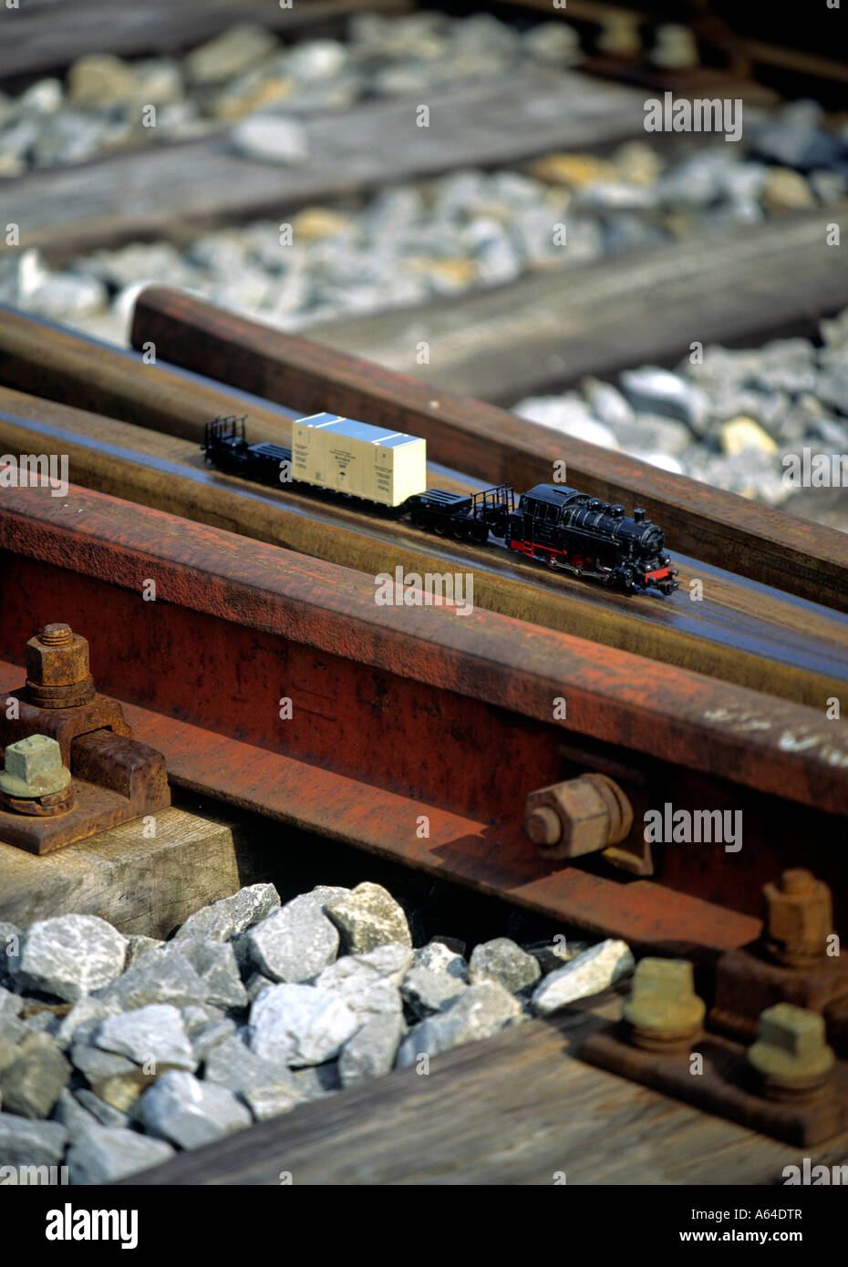 Modello in scala del treno merci ferroviario di attraversamento via solo uso editoriale Foto Stock