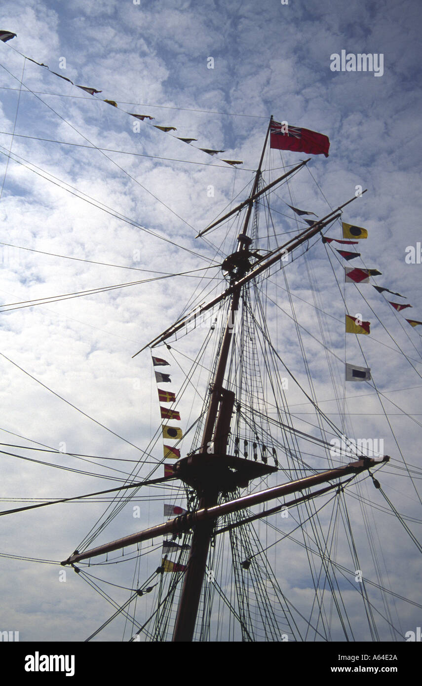 Montante principale di HMS Victory vestito in generale e battenti bandiere del codice per nelson il famoso messaggio nella battaglia di Trafalgar Foto Stock