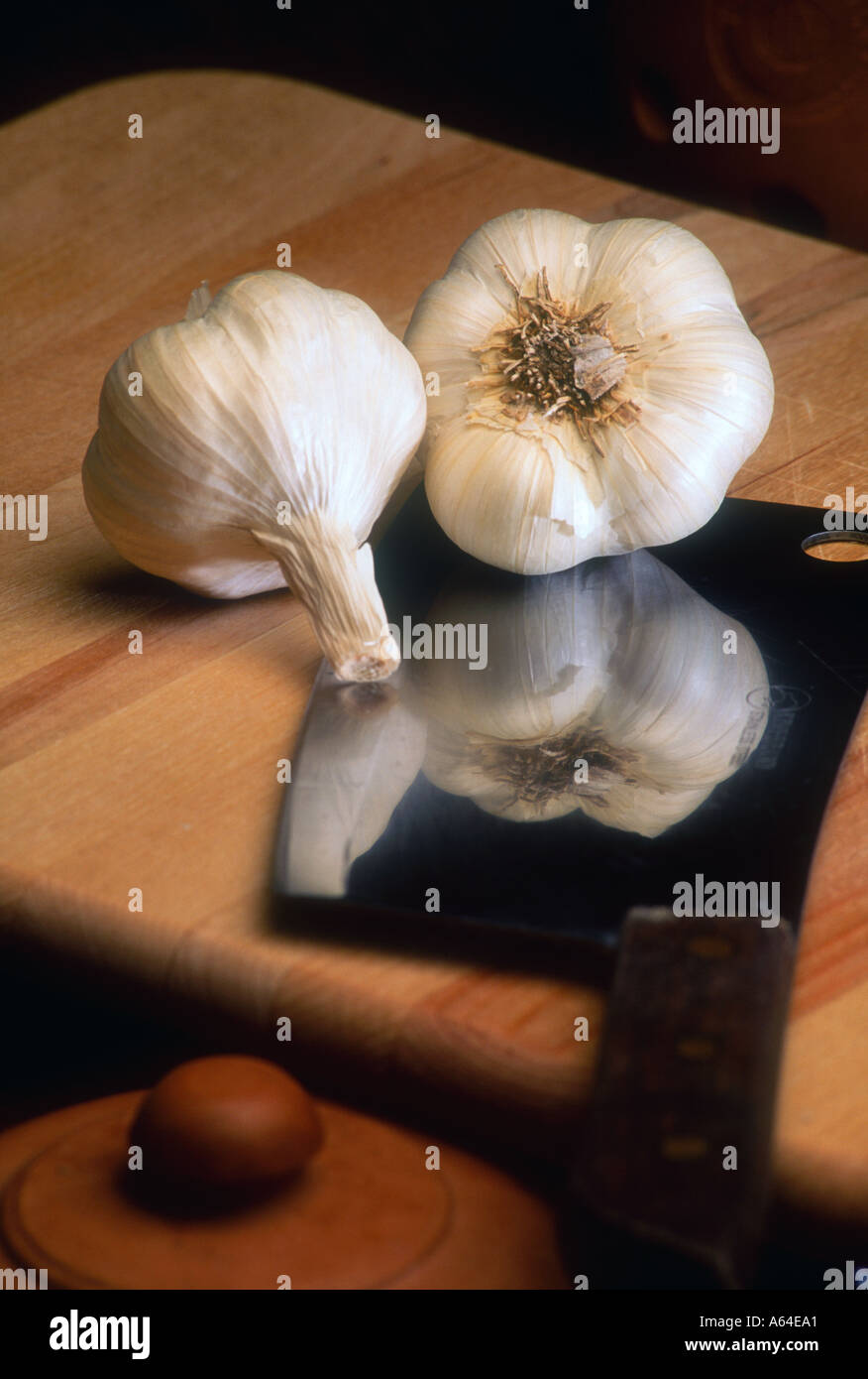 Bulbi di aglio sul tagliere con intelligente Foto Stock