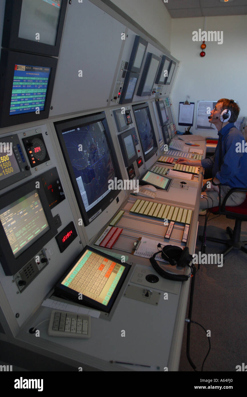 ATC del controllo del traffico aereo controllore operante nella camera del radar Foto Stock