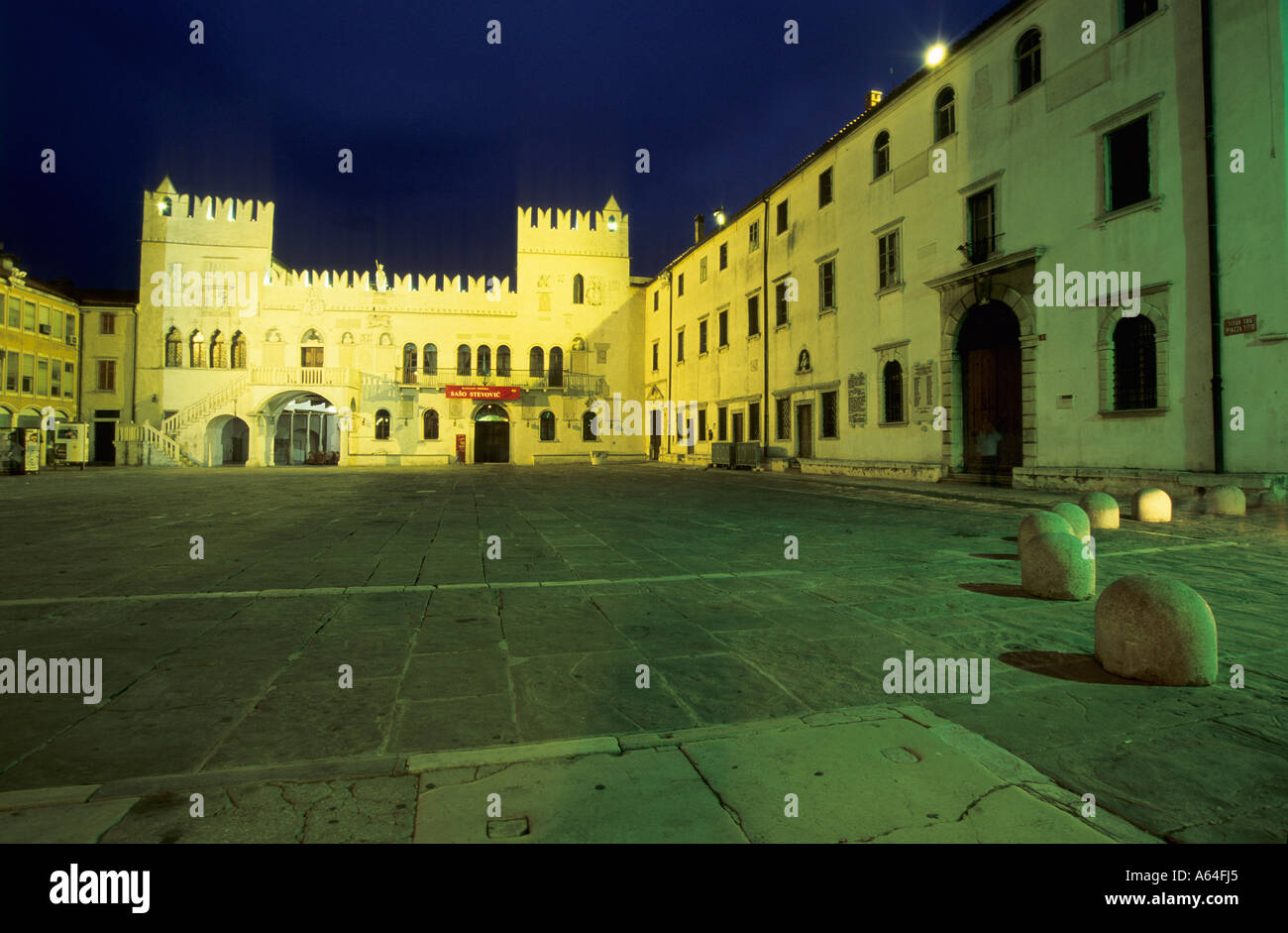 La piazza principale di Capodistria con il palazzo Pretorio, Slovenia Foto Stock