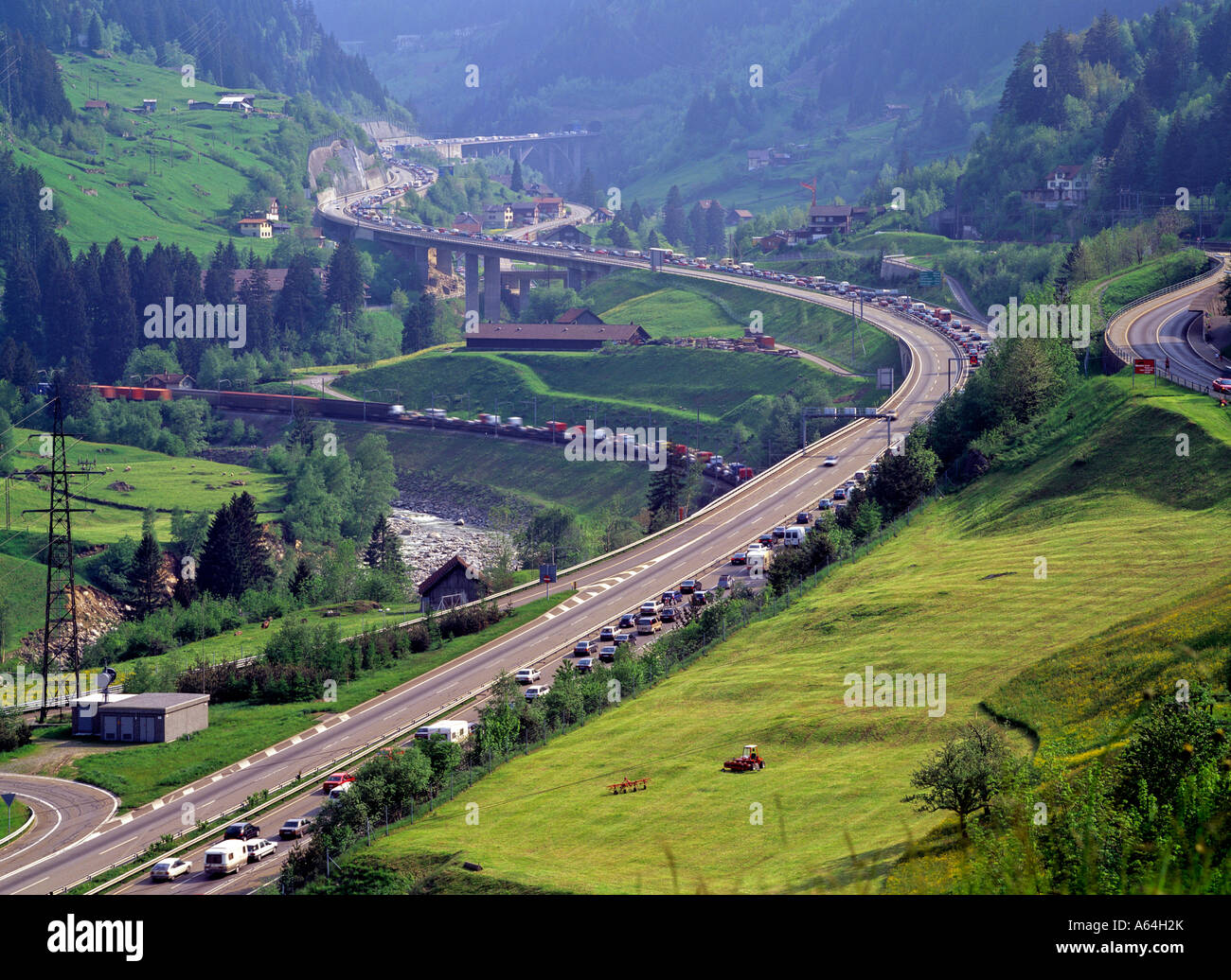 Holiday congestione del traffico inceppata sul San Gottardo autostrada vicino al villaggio di wassen swiss alpes il cantone di uri in Svizzera Foto Stock