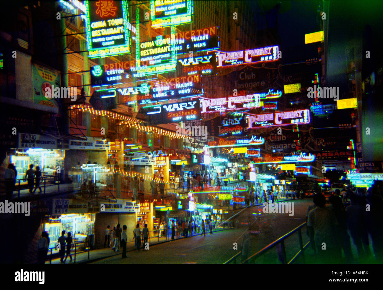 Ottimizzazione digitale insegne al neon città di hongkong trimestre di Kowloon cina simbolismo per stimolo visivo satollamento Foto Stock
