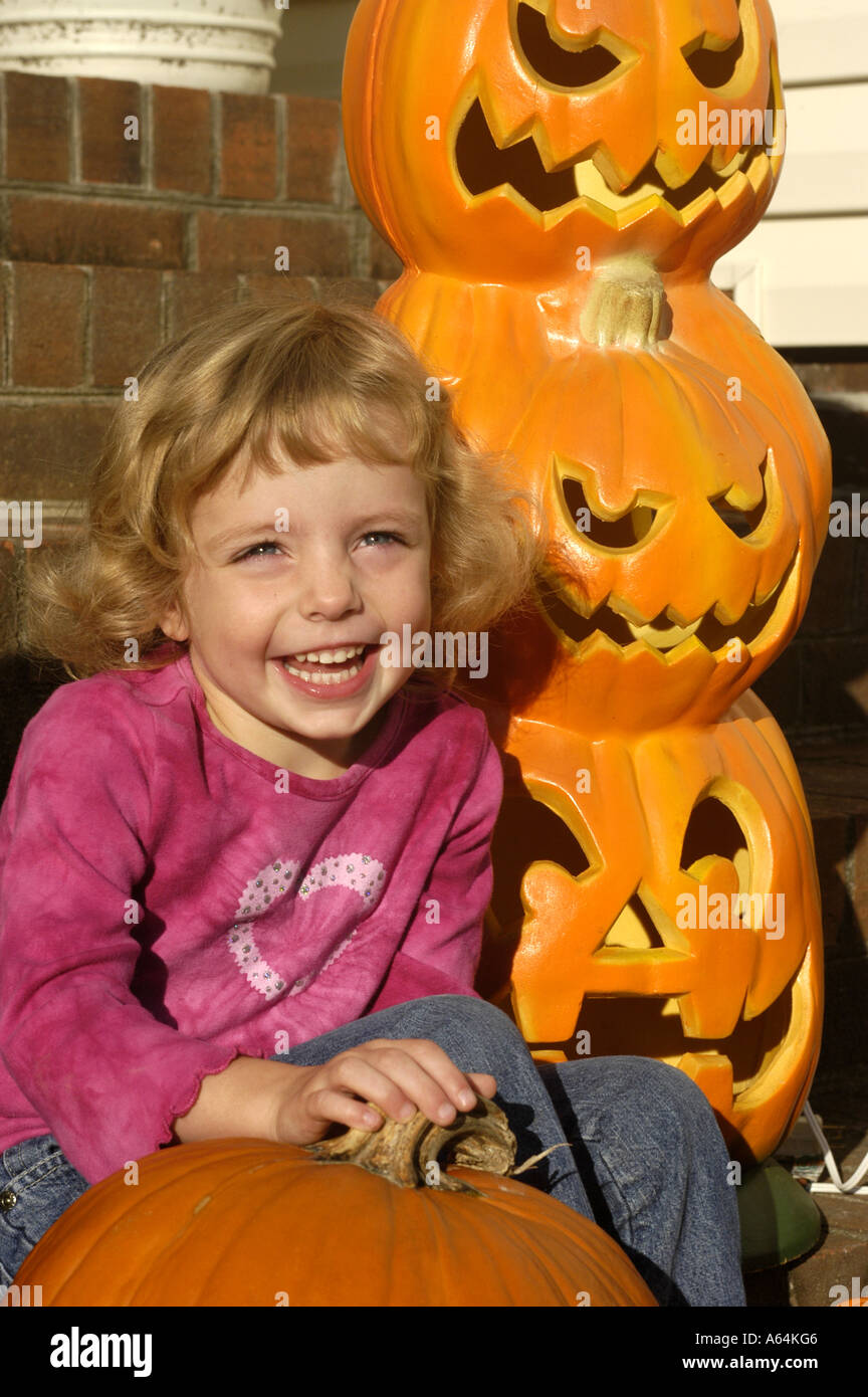 Halloween ragazza giovane scolpite zucche Foto Stock