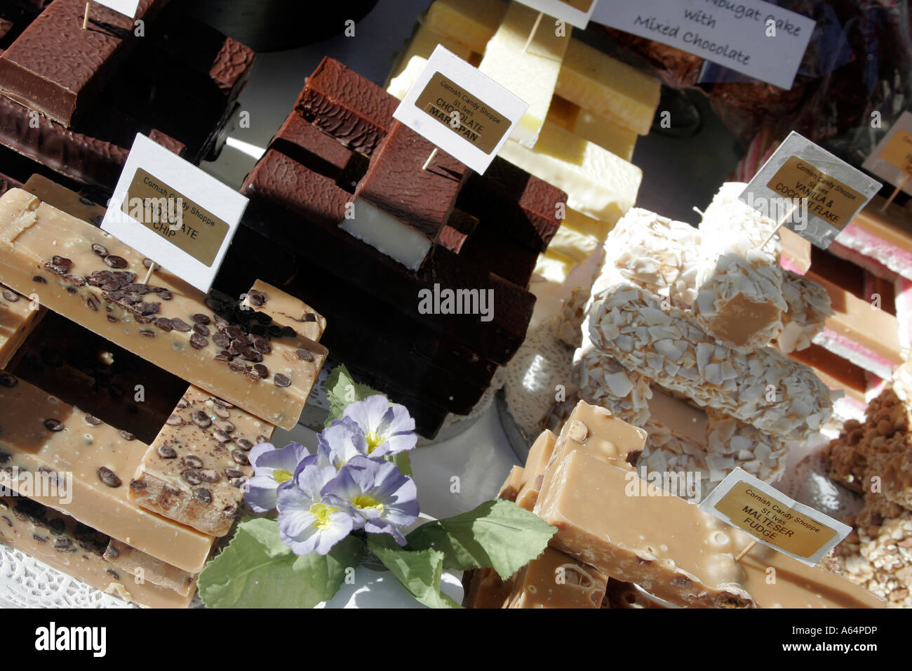 Fudge display in un Cornish negozio di dolci Foto Stock