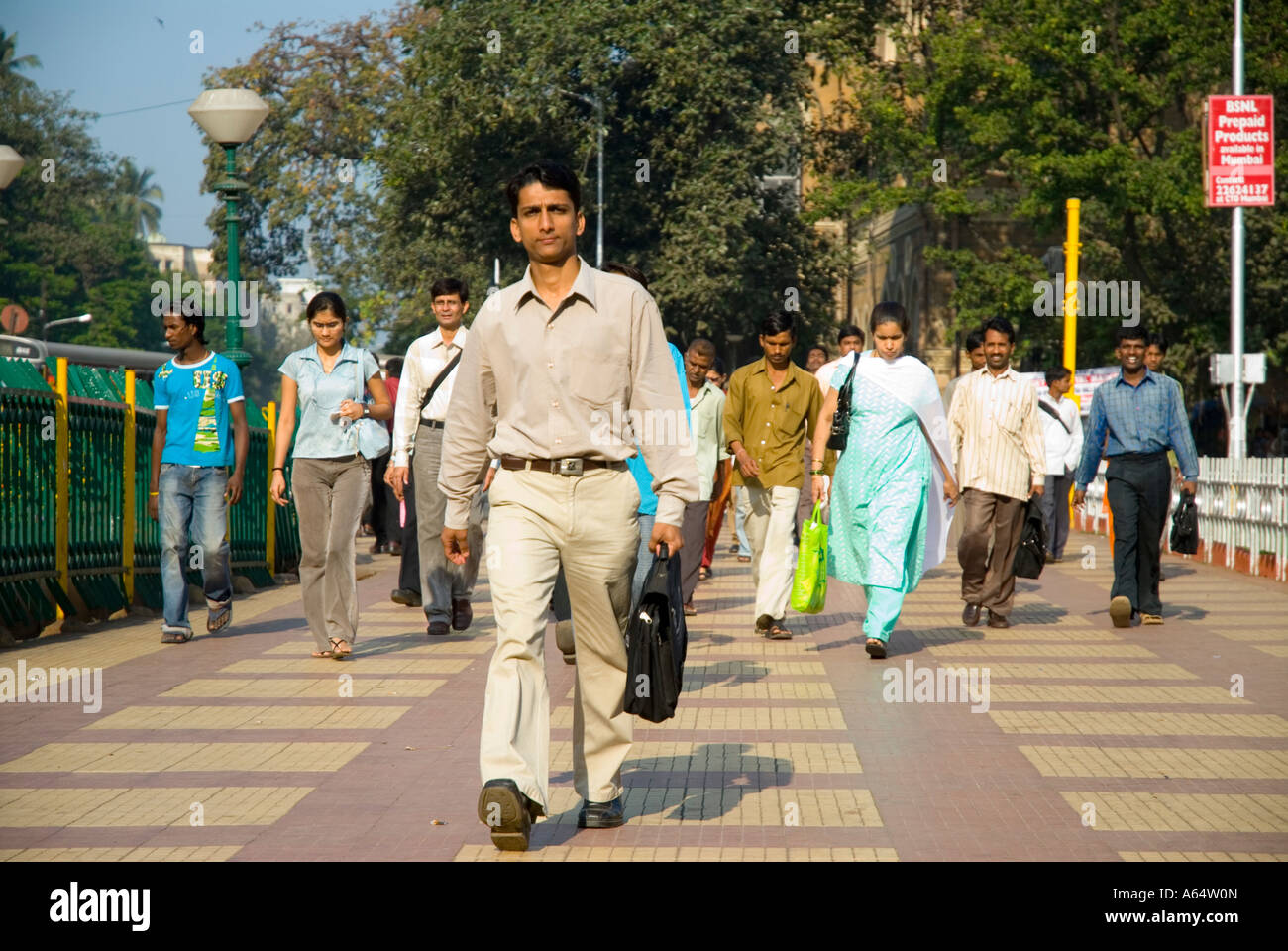 La gente camminare a lavorare al mattino in Mumbai India Foto Stock
