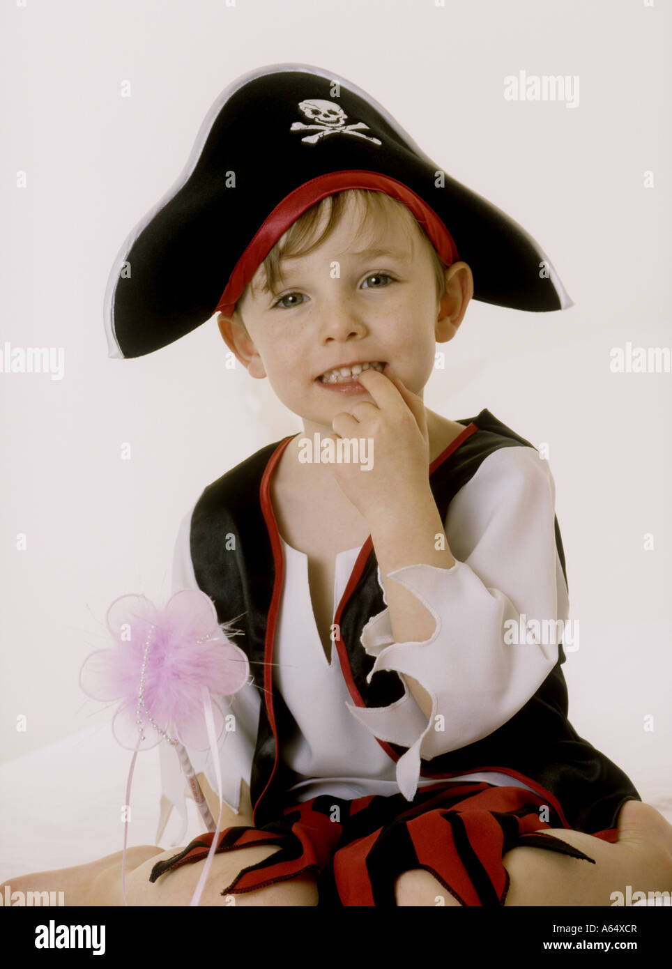 Giovane ragazzo in costume con fata wand cercando confuso Foto Stock