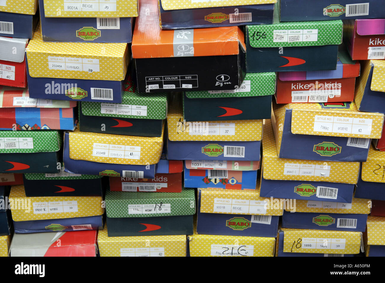 Le scatole di scarpe impilati su una fase di stallo in Andalusia, Spagna. Foto Stock