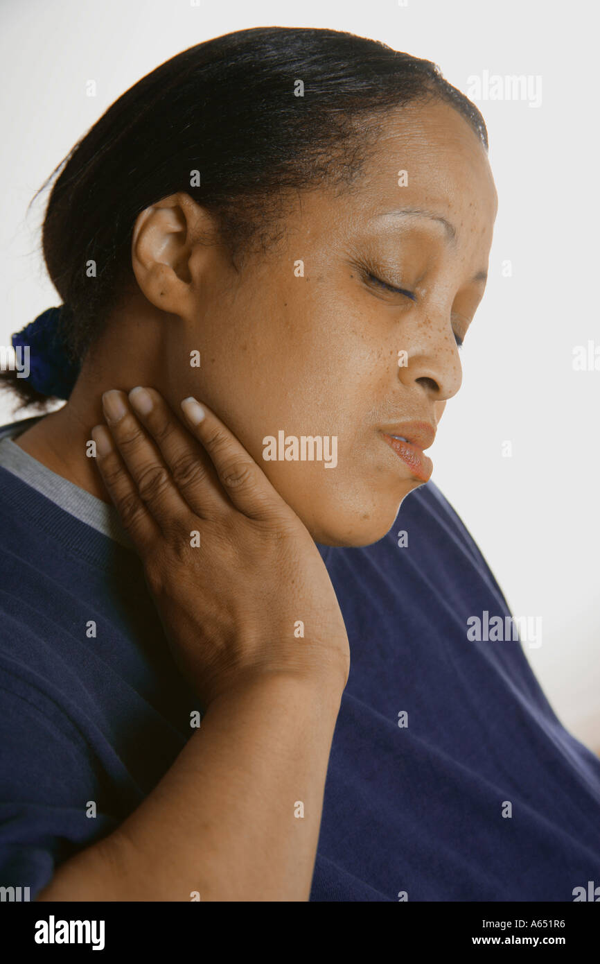 Donna lato di sfregamento del suo collo. Lei ha un dolore nel legare. Foto Stock