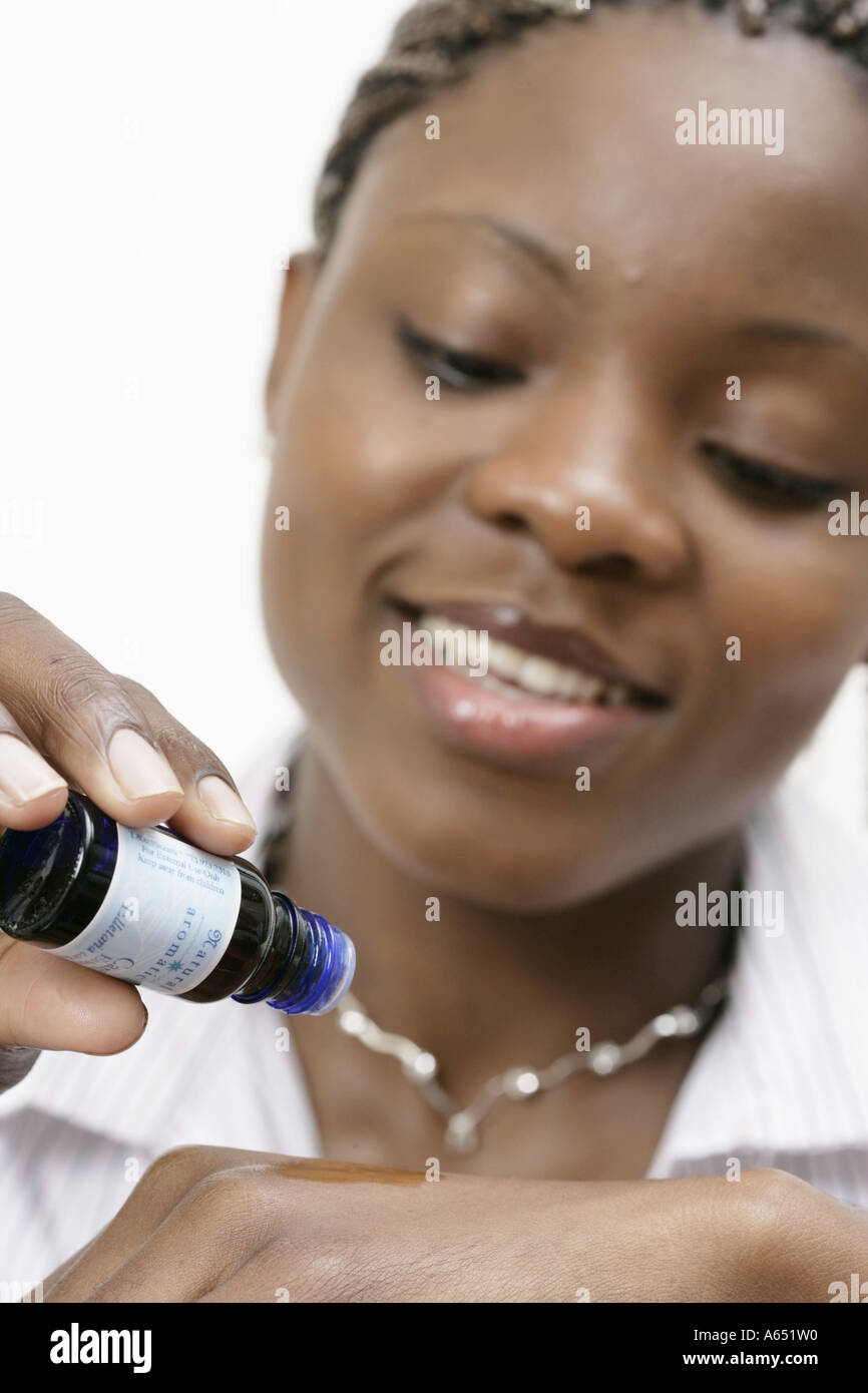 Giovane donna pratica di aromaterapia. A è aumentata in popolarità nel mondo moderno. Essa viene utilizzata come un aiuto per il massaggio come ben Foto Stock