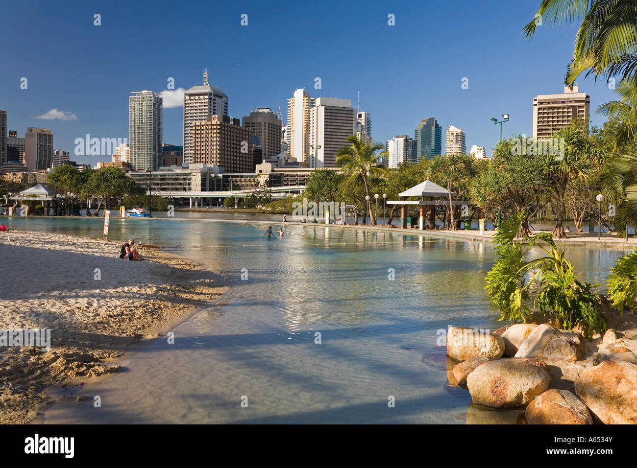 Strade Spiaggia di una laguna artificiale nel South Bank Parklands è un popolare luogo di nuoto per famiglie di Brisbane Foto Stock