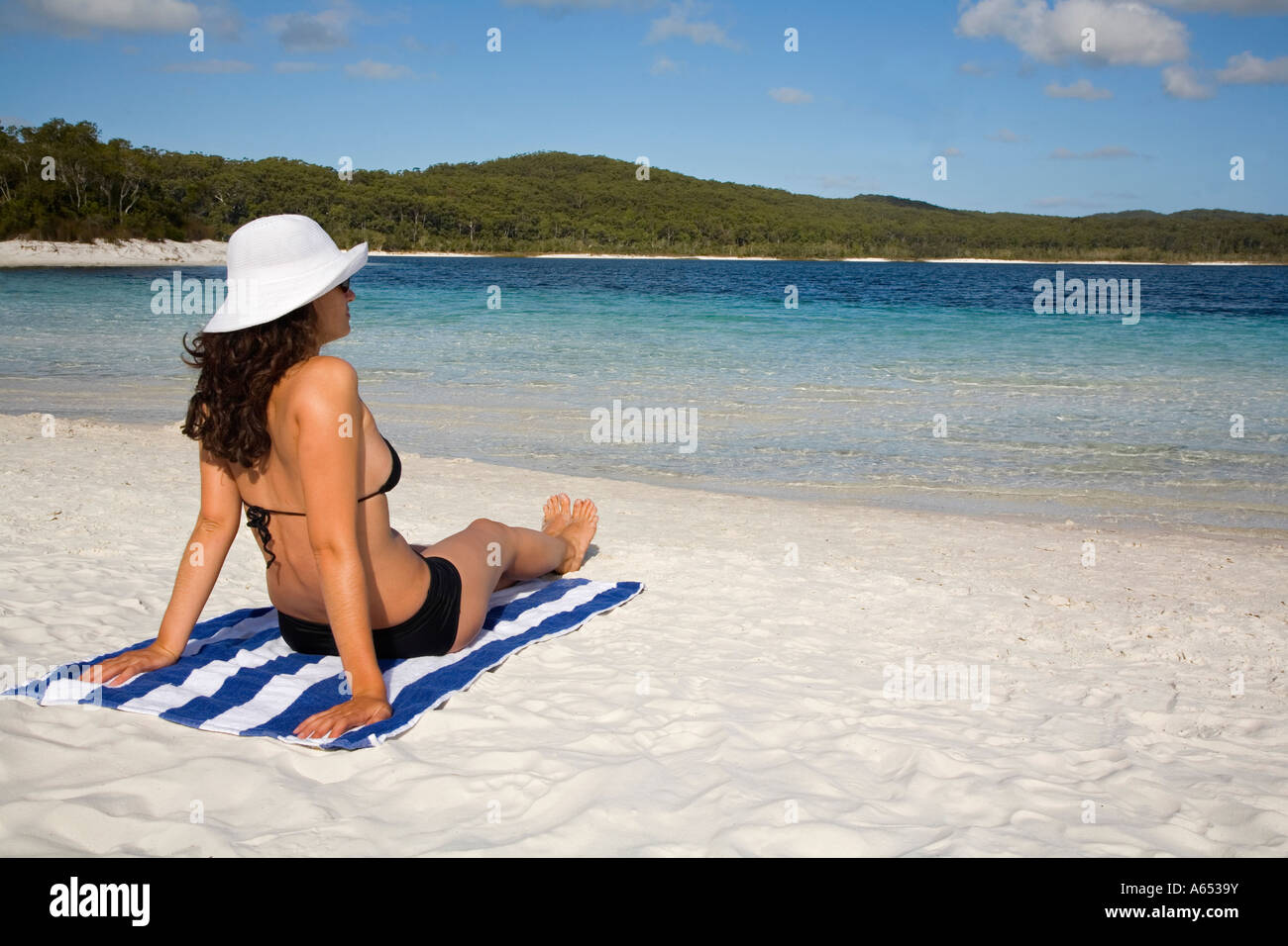 Una donna si affaccia su acque cristalline e la sabbia bianca della spiaggia del Lago Mckenzie su Fraser Island Foto Stock