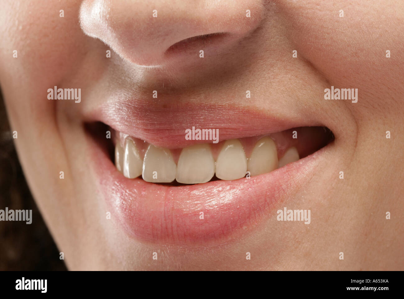 Labbra sorridenti con denti visibili. Foto Stock