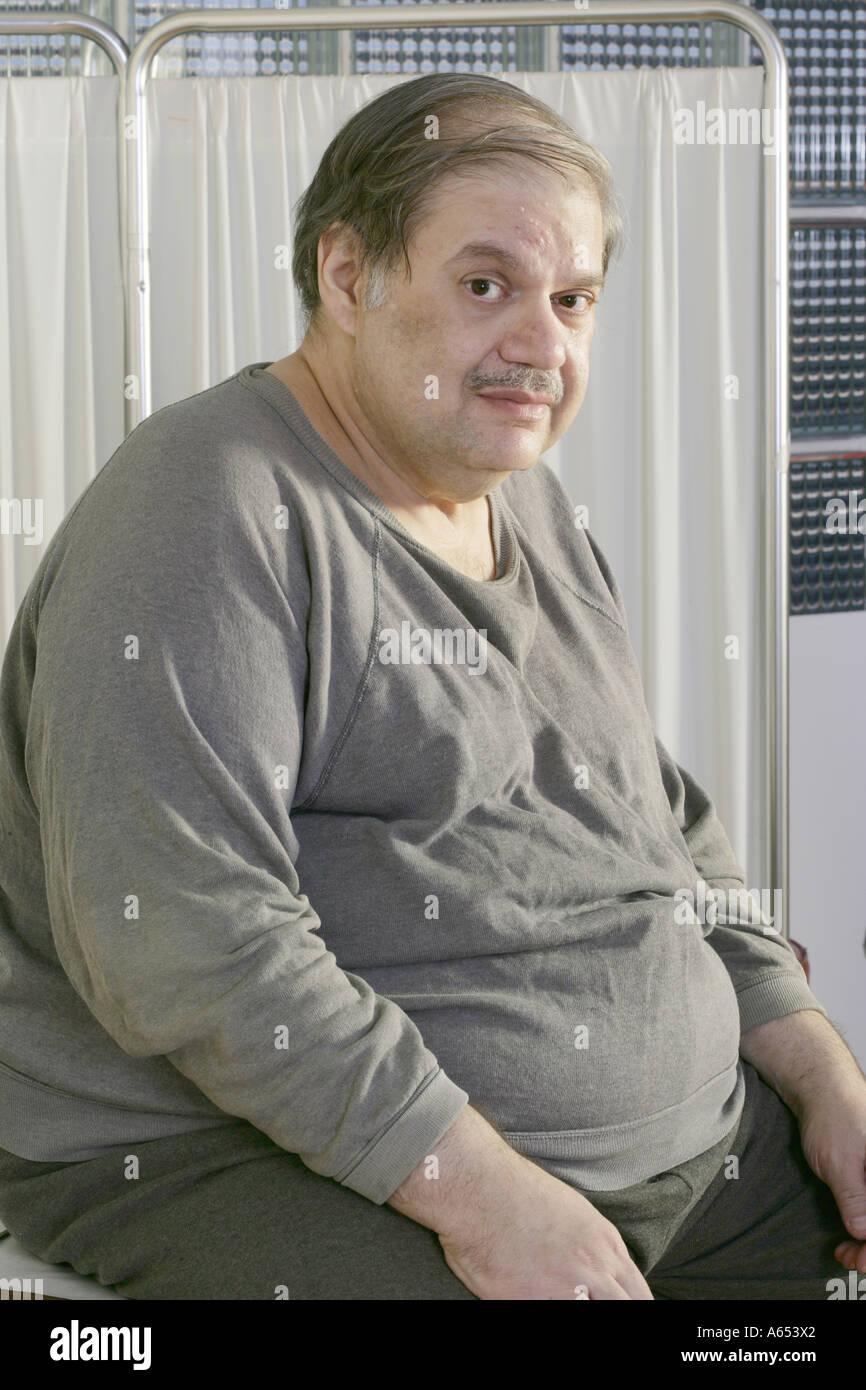 Il sovrappeso uomo attende nell'ufficio del medico o in ambulatorio medico. Foto Stock