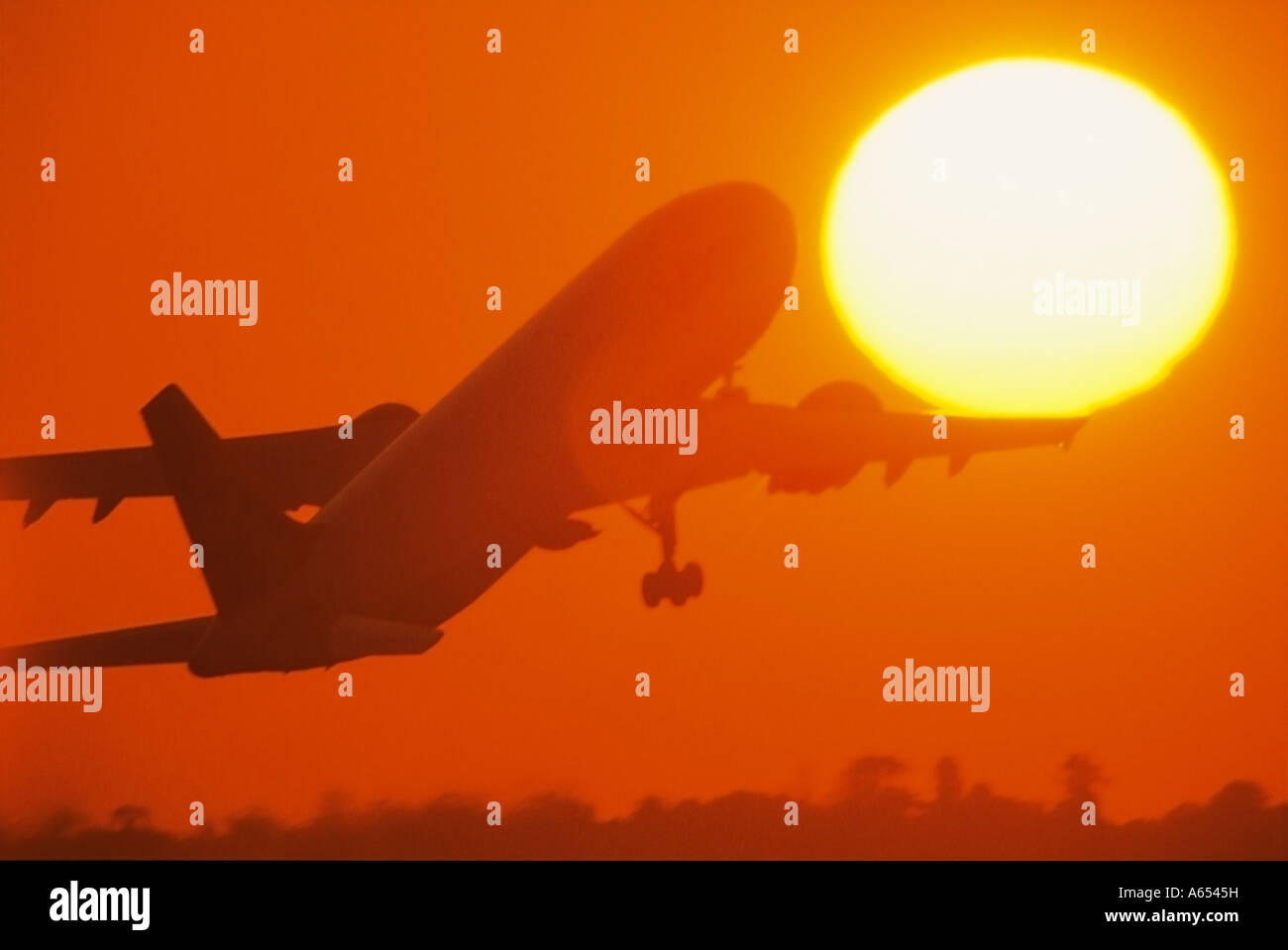 Piano prendendo il largo verso il tramonto Foto Stock