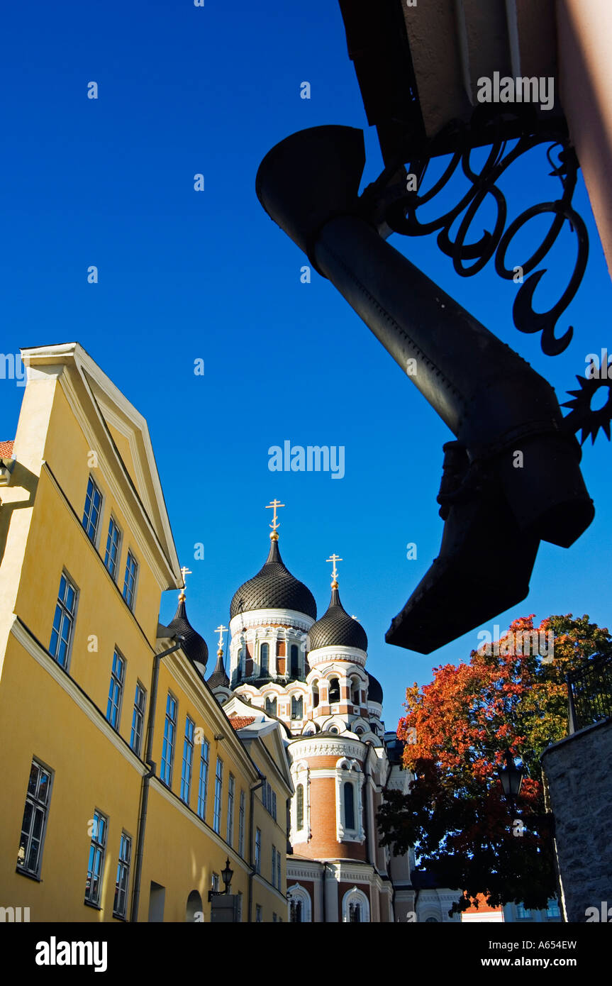 Un acciaio ornamentali Boot appeso di fronte al XIX secolo chiesa russo-ortodossa Alexander Nevsky sulla collina di Toompea Foto Stock