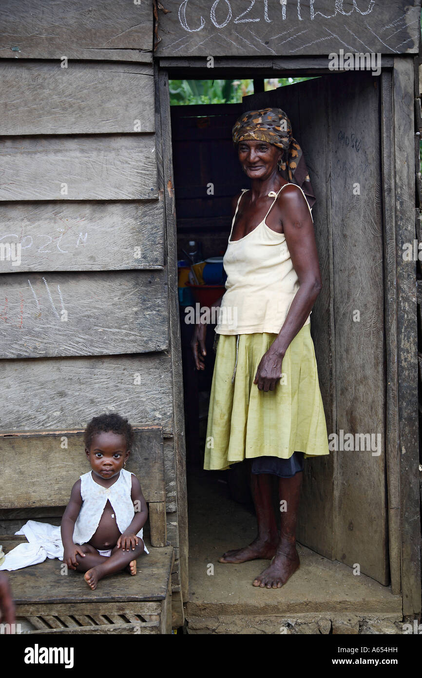 Una donna dal Capo Verde con la sua grande figlia che vive sull'isola di Principe poiché era una giovane ragazza Foto Stock