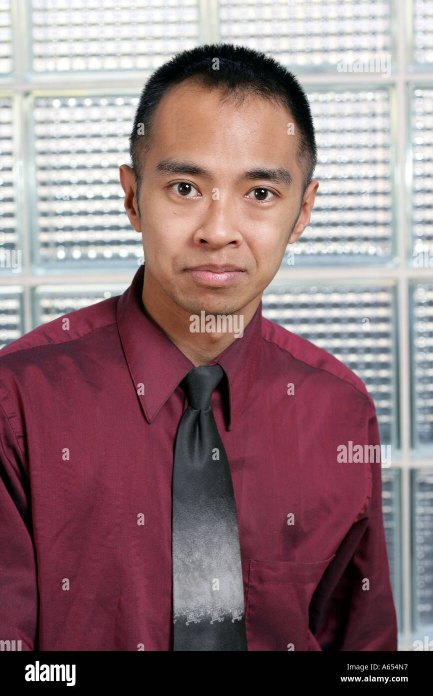 Ritratto di un filippino uomo che indossa una camicia rossa e cravatta. Foto Stock