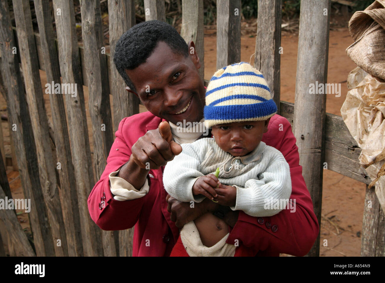 Fianarantsoa, Madagascar, Padre ha rivolto il suo Figlio bambino per la fotocamera Foto Stock