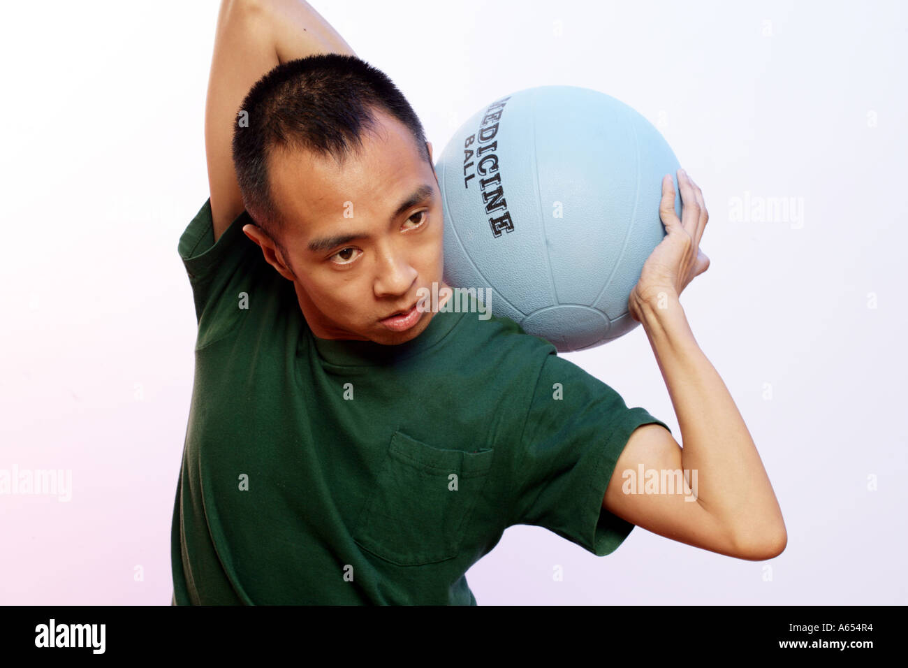 Uomo che utilizza 10 pound palla medica durante il lavoro-out. Foto Stock