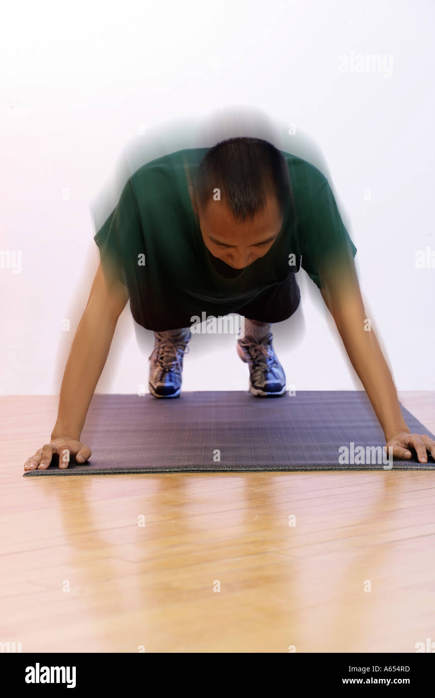 L'uomo facendo push-up durante l'esercizio. Foto Stock