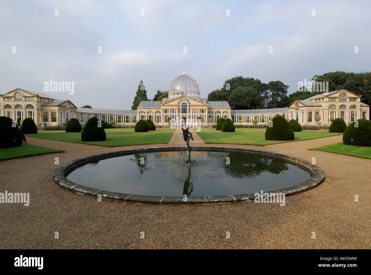 Il grande Consevatory nei giardini di Syon Park nella zona ovest di Londra Foto Stock